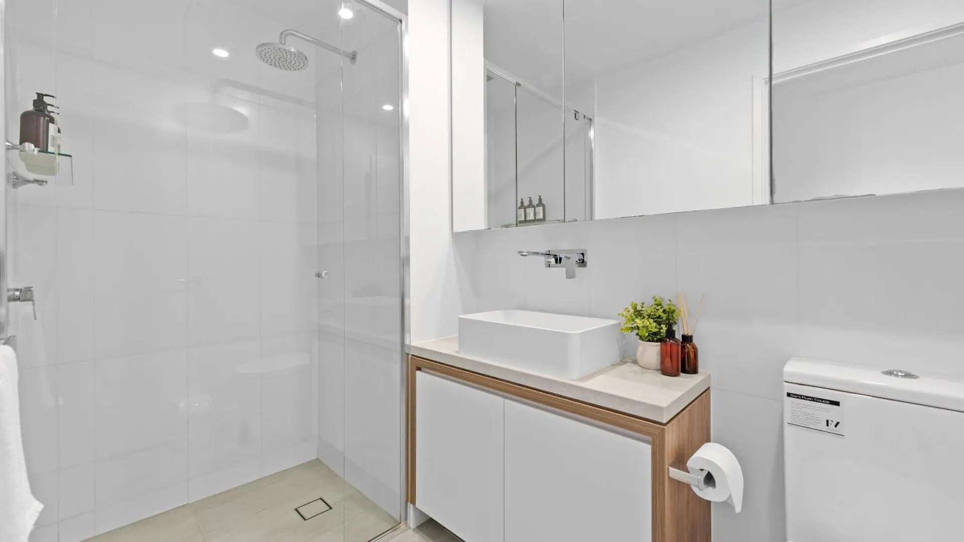 Modern 2Br With Stunning Views, Infinity Pool & Gym Apartment Brisbane Australia